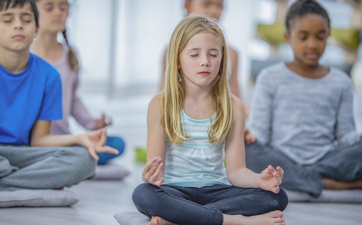 O que você sabe sobre meditação na escola? Confira!