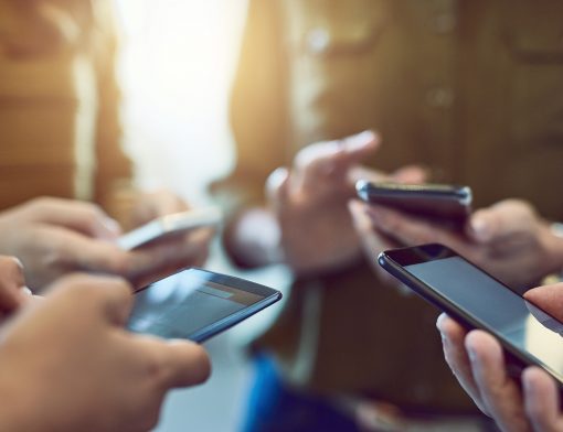No setor educacional, as redes sociais se tornaram uma ferramenta crucial para a comunicação com a família e com a comunidade. Por esse motivo, é necessário montar uma boa estratégia para explorar esse recurso e impulsionar a marca. Assim, os responsáveis pelo marketing da instituição devem estar atentos às principais tendências desse universo.
